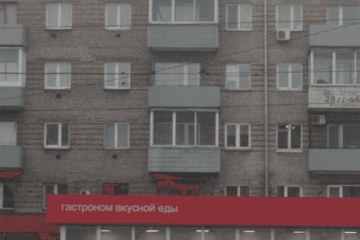 Мужчина 15 минут удерживал за руку выпавшую из балкона женщину. Она упала