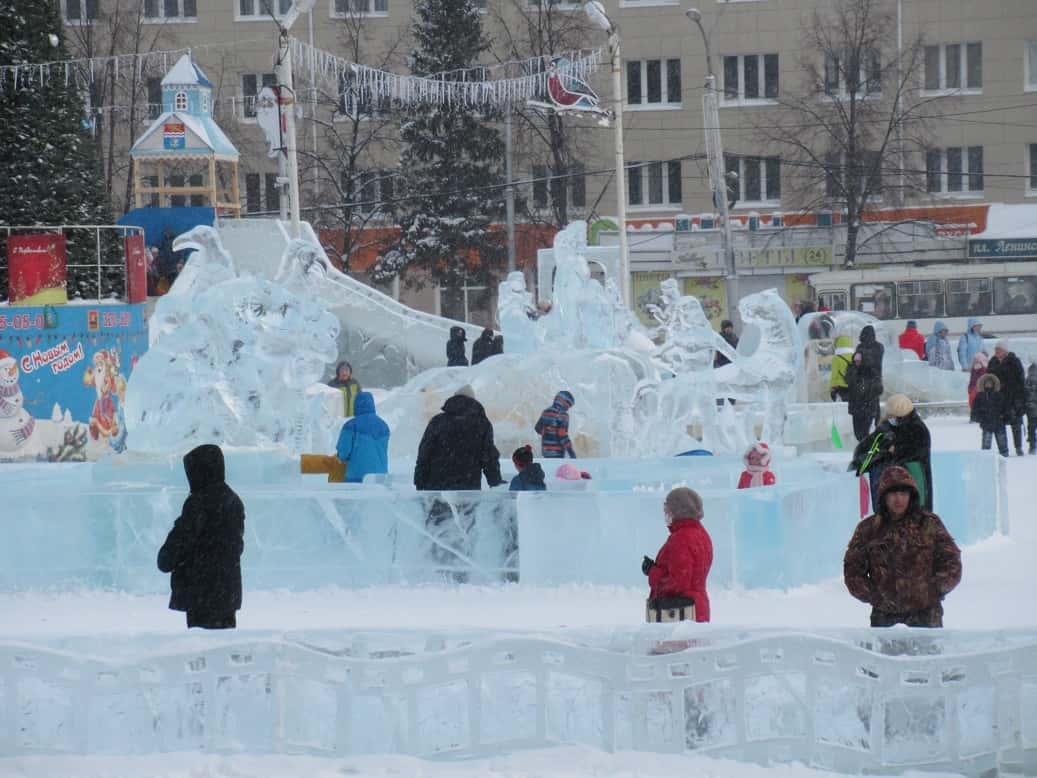 Вслед за СинТЗ администрация Каменска-Уральского приняла решение продлить работу ледово-елочного городка на центральной площади