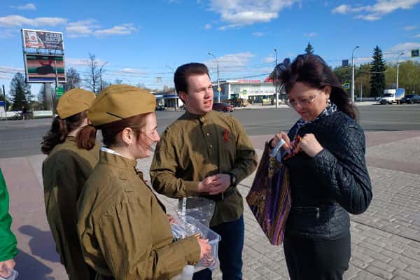 Раздали около 500 Георгиевских ленточек: активисты Центра молодежной политики поучаствовали во Всероссийской акции