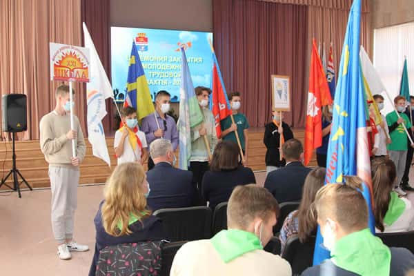 В мэрии назвали тройку самых старательных и активных трудотрядов по итогам лета в Каменске-Уральском. Кто и чем занимался лучше других?