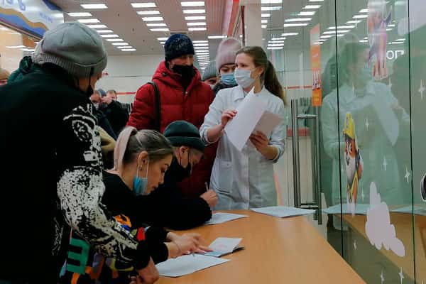 Больше пятисот каменцев поставили сегодня прививку от коронавируса, в субботу вакцинация продолжится. Где защитить себя от COVID-19?