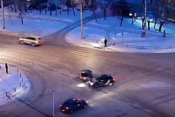 Две «Калины» не поделили дорогу в Каменске: один водитель выскочил на перекресток на «красный», когда второй по правилам поворачивал