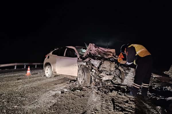 Под Каменском-Уральским в результате столкновения двух автомашин 2 человека погибли и 2 человека, в том числе ребенок получили травмы