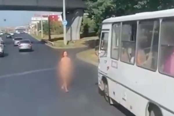 В Казани голая женщина пробежала шесть километров с иконой в руках