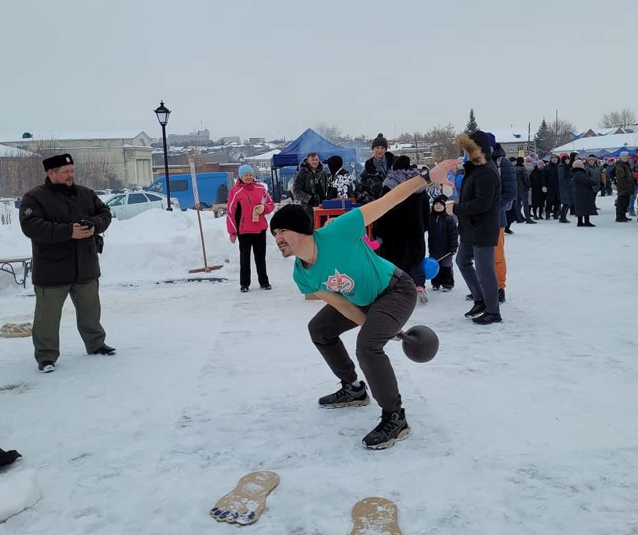 Частушки, забавы и блины — в Каменске-Уральском проводили зиму
