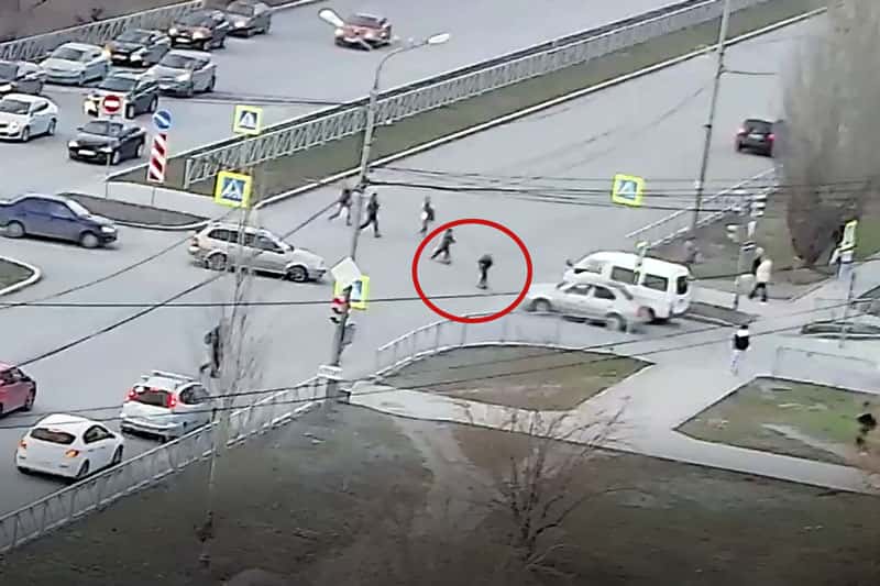 В Каменске-Уральском на оживленном перекрестке два мальчика на самокатах устроили гонки. ВИДЕО