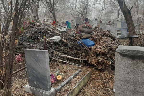 В Каменске-Уральском местная жительница обнаружила на Волковском кладбище гору мусора
