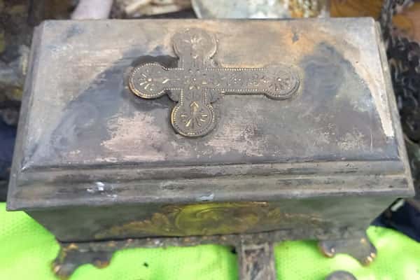 Уральские рыбаки выловили из болота целый мешок старинных церковных украшений