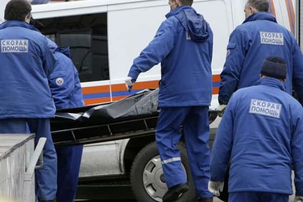 Девочка умерла страшной смертью на качелях на глазах других детей