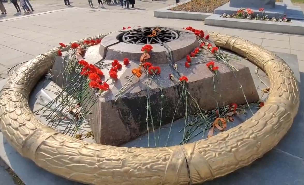 Жители Каменска-Уральского отмечают День Победы