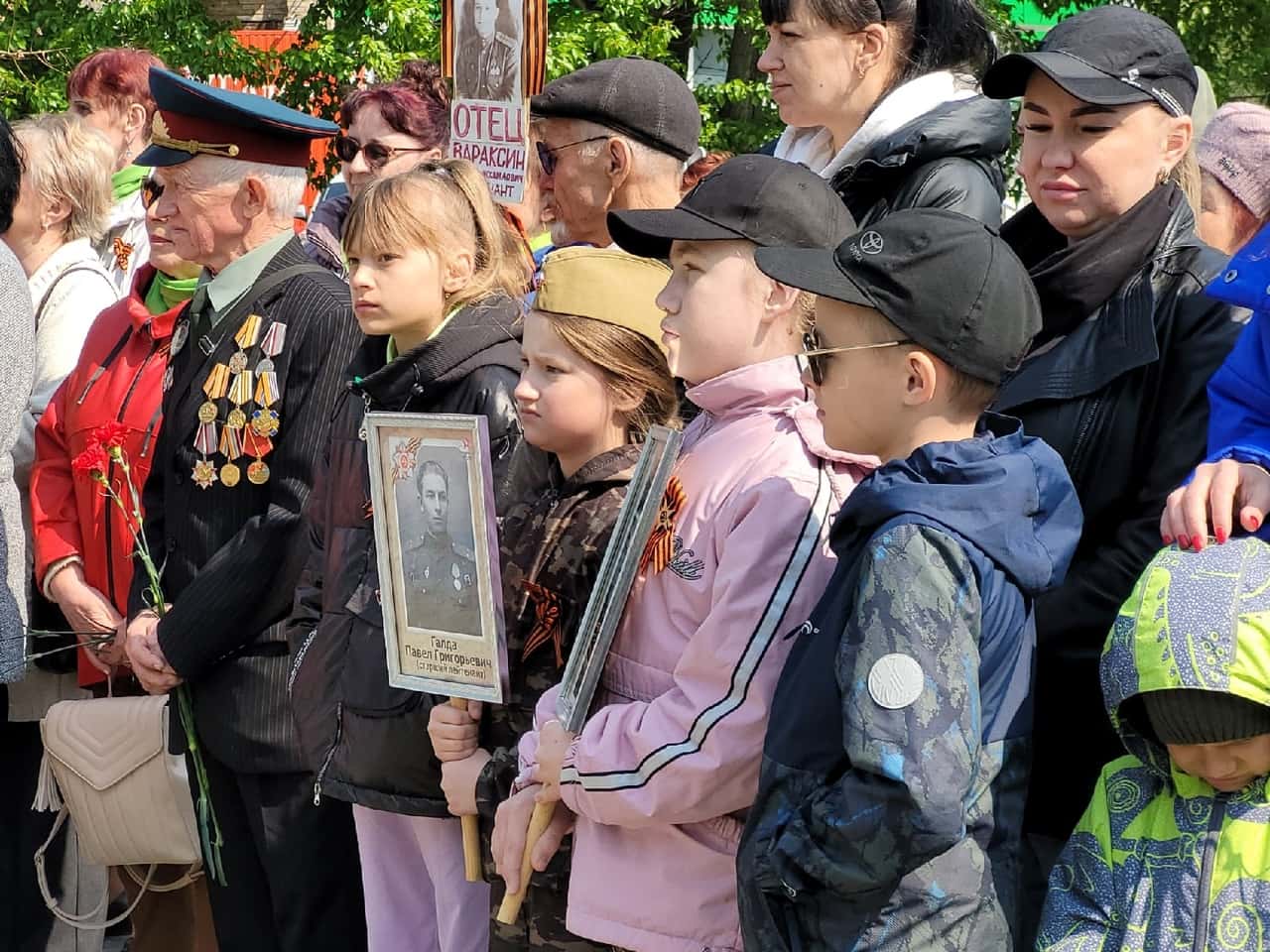 Отмена шествия «Бессмертного полка» не помешала уральцам выйти на улицу с портретами своих героев