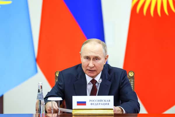 Путин поручил принять дополнительные меры по снижению оттока населения за границу