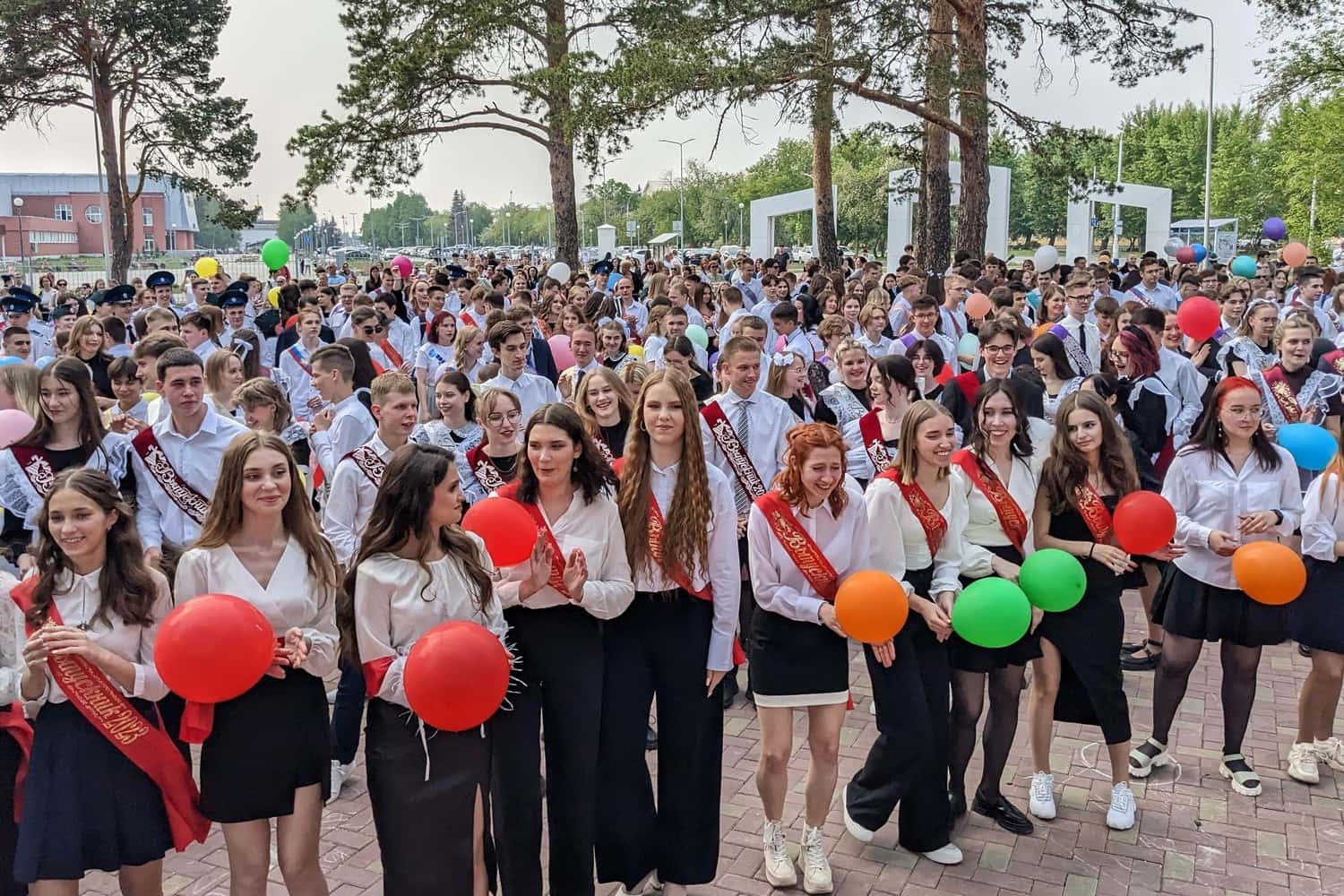 В парке «Космос» 550 выпускников исполнили «Школьный вальс»