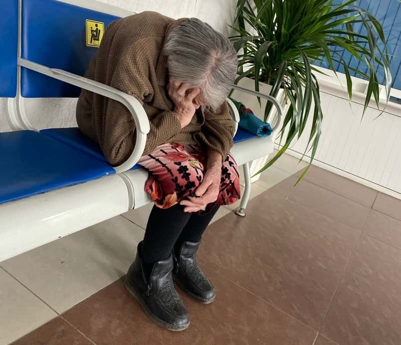 Жители Каменска-Уральского переживают из-за бабушки, живущей на вокзале