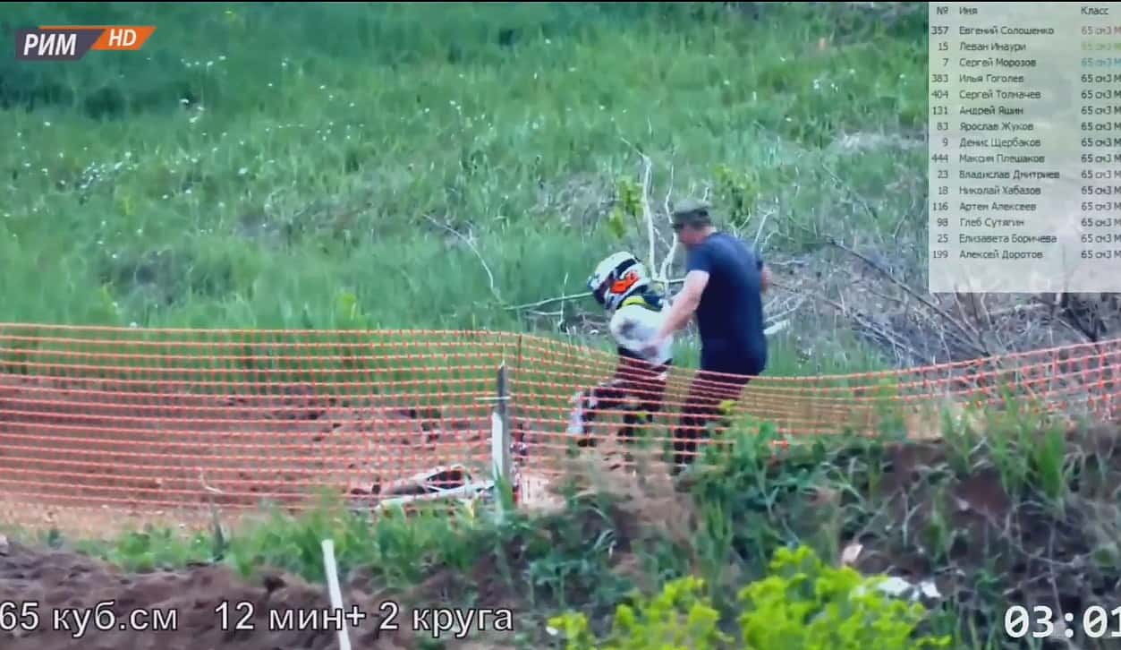 Мать юного гонщика, которого пнул отец, объяснила, почему это произошло. ВИДЕО