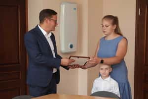 Педагог из Каменска-Уральского получила из рук мэра сертификат на жильё