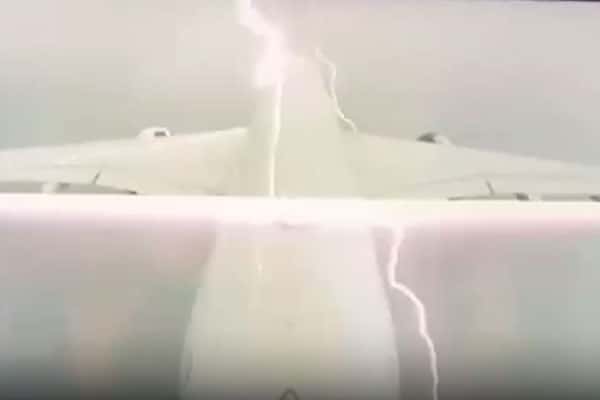 Молния ударила в самолёт, летевший из Владивостока в Москву. Видео