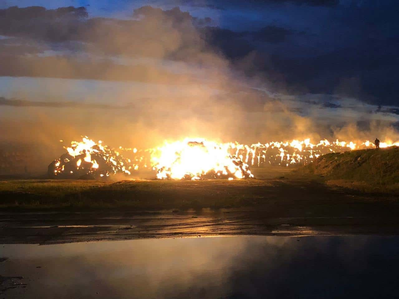 В Позарихе из-за удара молнии произошёл пожар на ферме. Видео