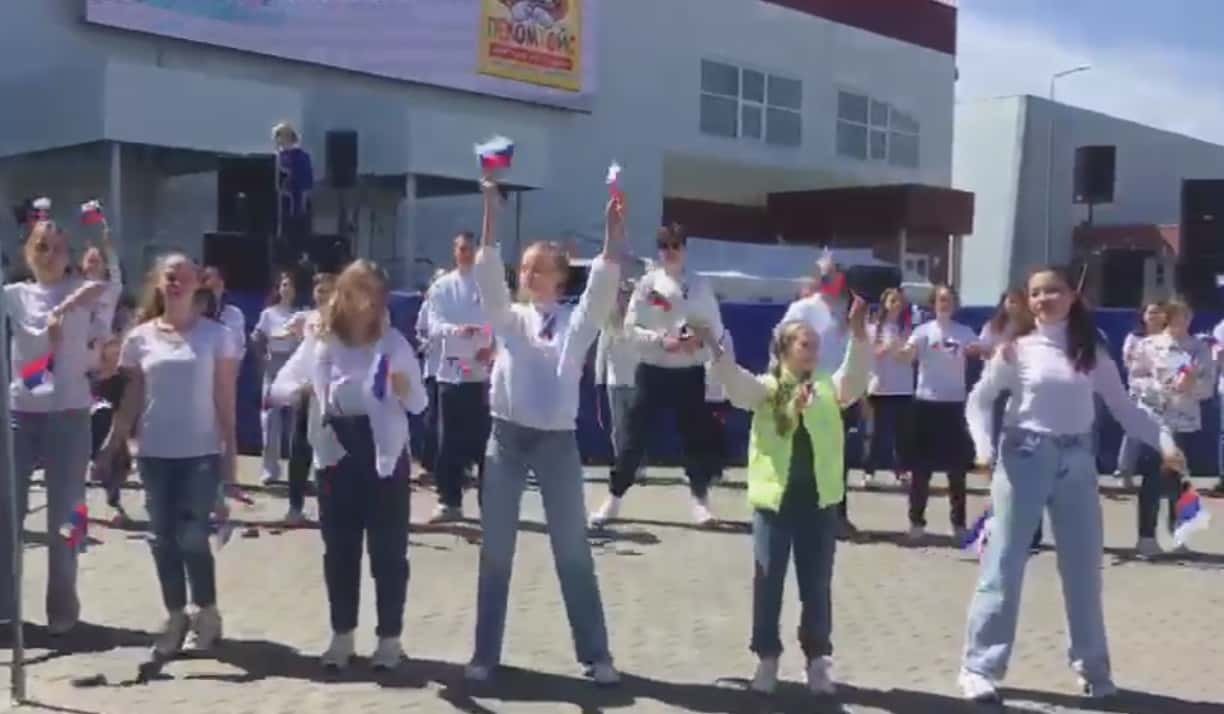 В Каменске-Уральском прошёл танцевальный флешмоб ко Дню России