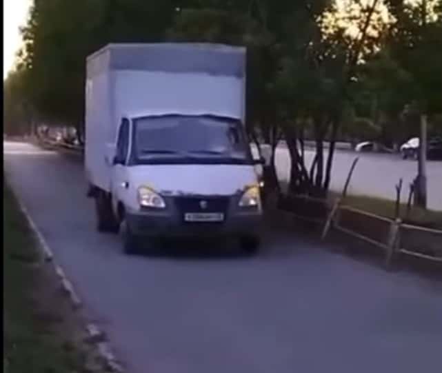 Жители Каменска-Уральского пожаловались на доставку товаров в интернет-магазин по тротуару