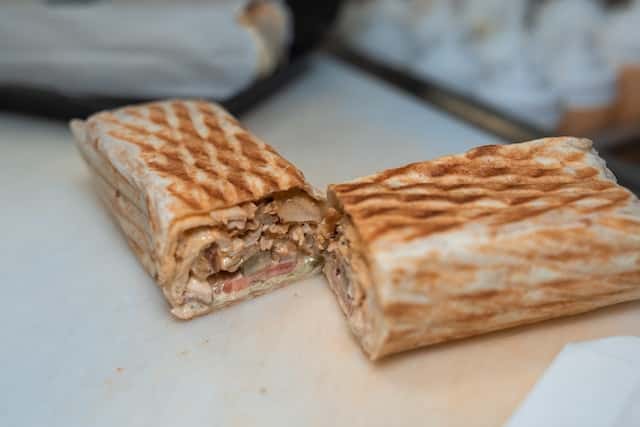 Спрос на шаурму вырос в два-три раза на фоне подорожания другого фастфуда