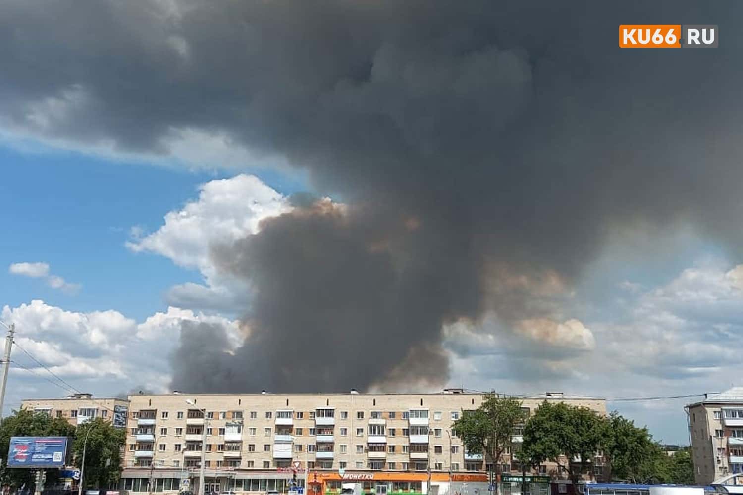 В Каменске-Уральском горит болото в деревне Мазуля. В соцсетях распространяют фейк о пожаре на заводе