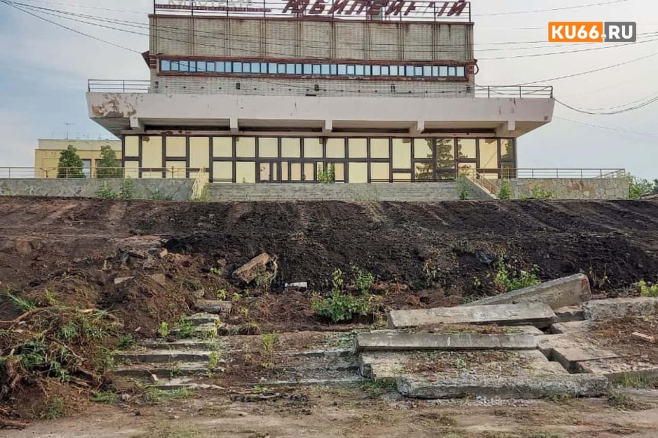 Возле бывшего кинотеатра «Юбилейный» в Каменске-Уральском идут строительные работы 