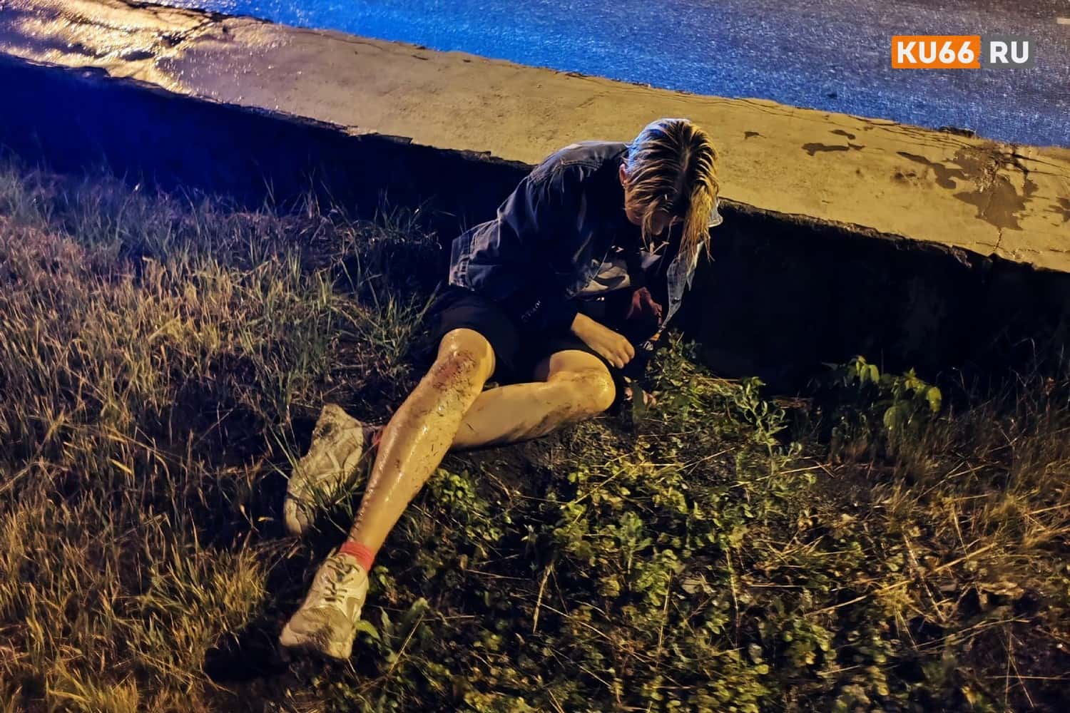 В Каменске-Уральском десятки людей прошли мимо лежащей девушки