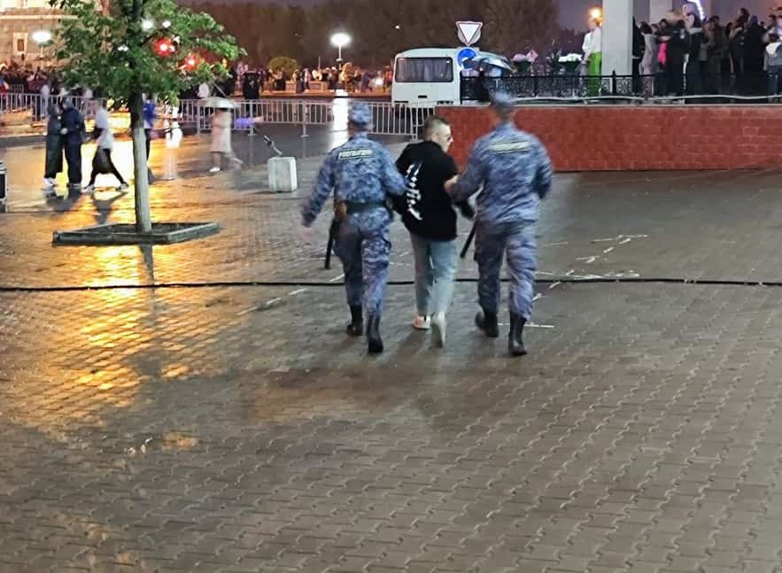 Жители Каменска-Уральского обсуждают парня, «станцевавшего» на сцене в День металлурга 