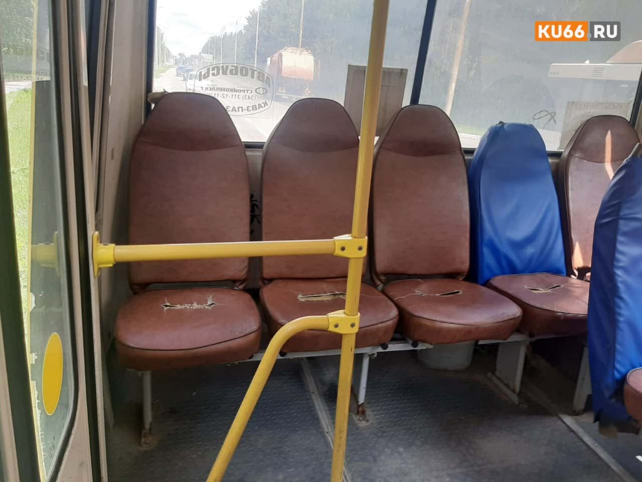 Жители Каменска-Уральского возмутились из-за изрезанных сидений в общественном транспорте 