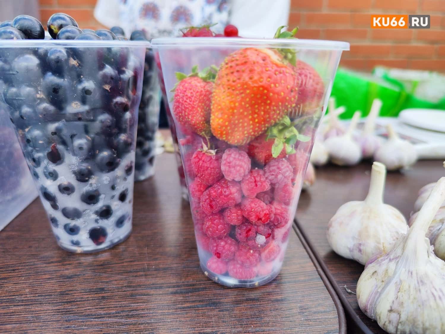 В Каменске-Уральском активно продают ягоды и грибы. Рассказываем, что почём 