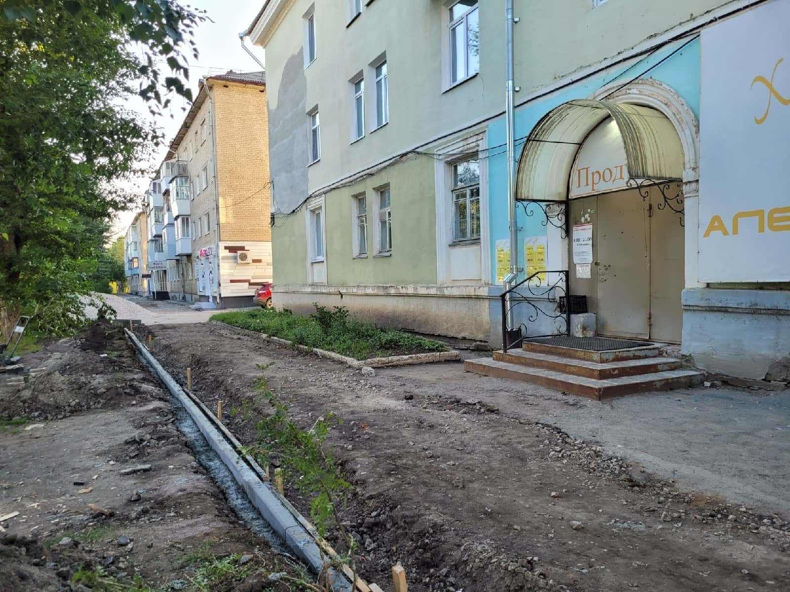 На улице Серова в Каменске-Уральском обустраивают тротуары 