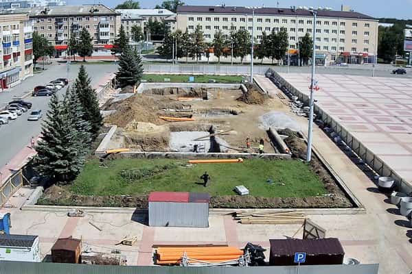 «Подрядчик с трудом укладывается» — замглавы Каменска-Уральского оценил сроки сдачи стелы «Город трудовой доблести» 