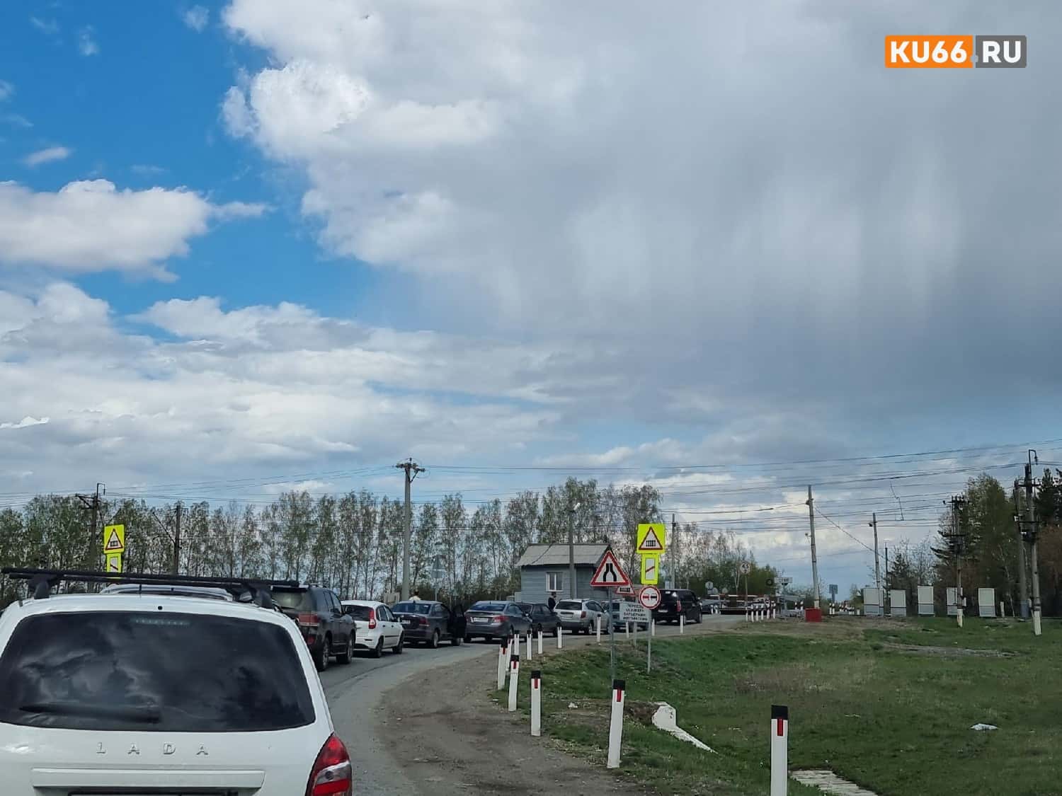 На трассе Каменск-Уральский — Екатеринбург пять дней будут ремонтировать железнодорожный переезд. Рассказываем, когда там закроют движение 