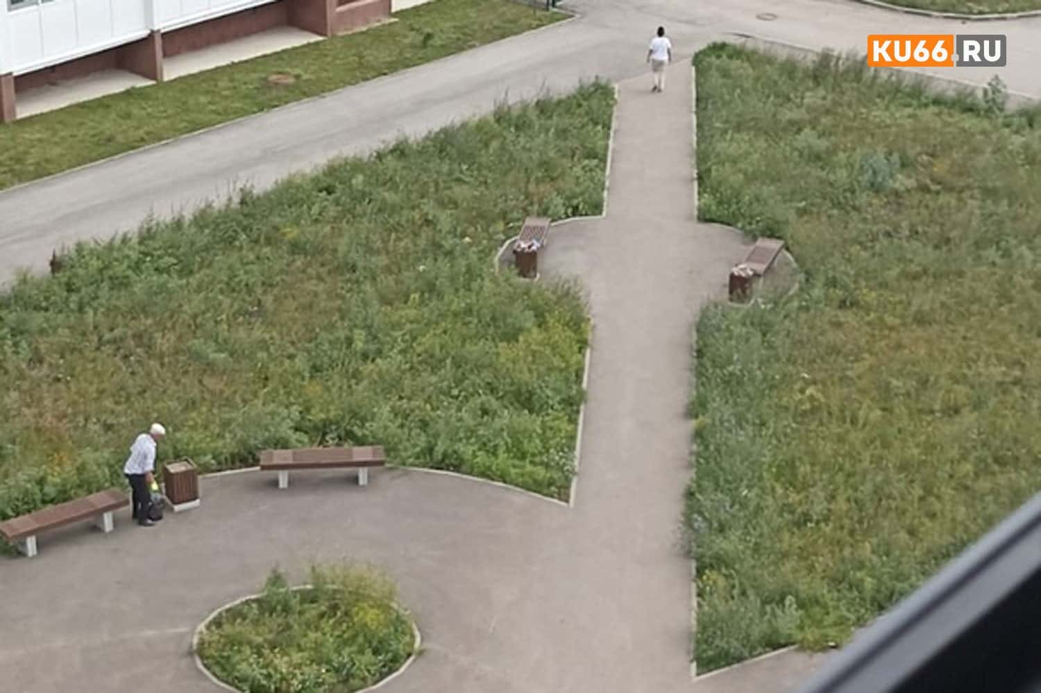 Из-за нерасторопности чиновников бесхозную территорию в Каменске-Уральском убирает пенсионер