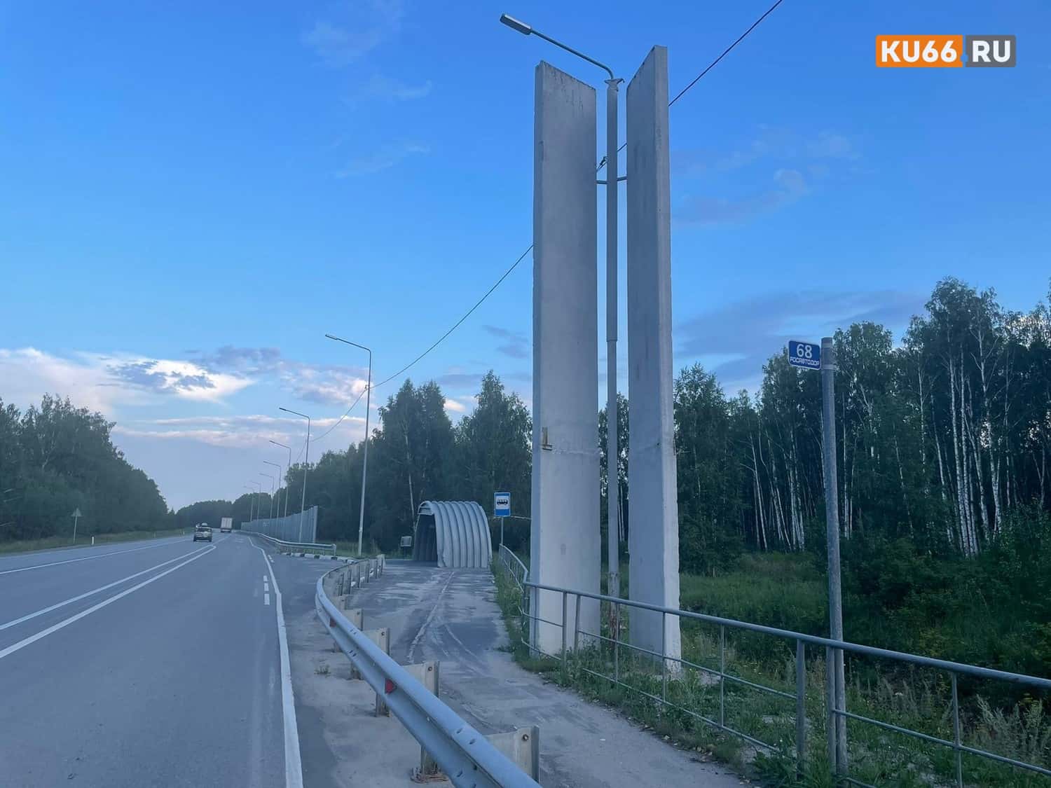 На стеле при въезде в Каменский городской округ год назад убрали буквы и до сих пор не вернули. Публикуем ответ чиновников 