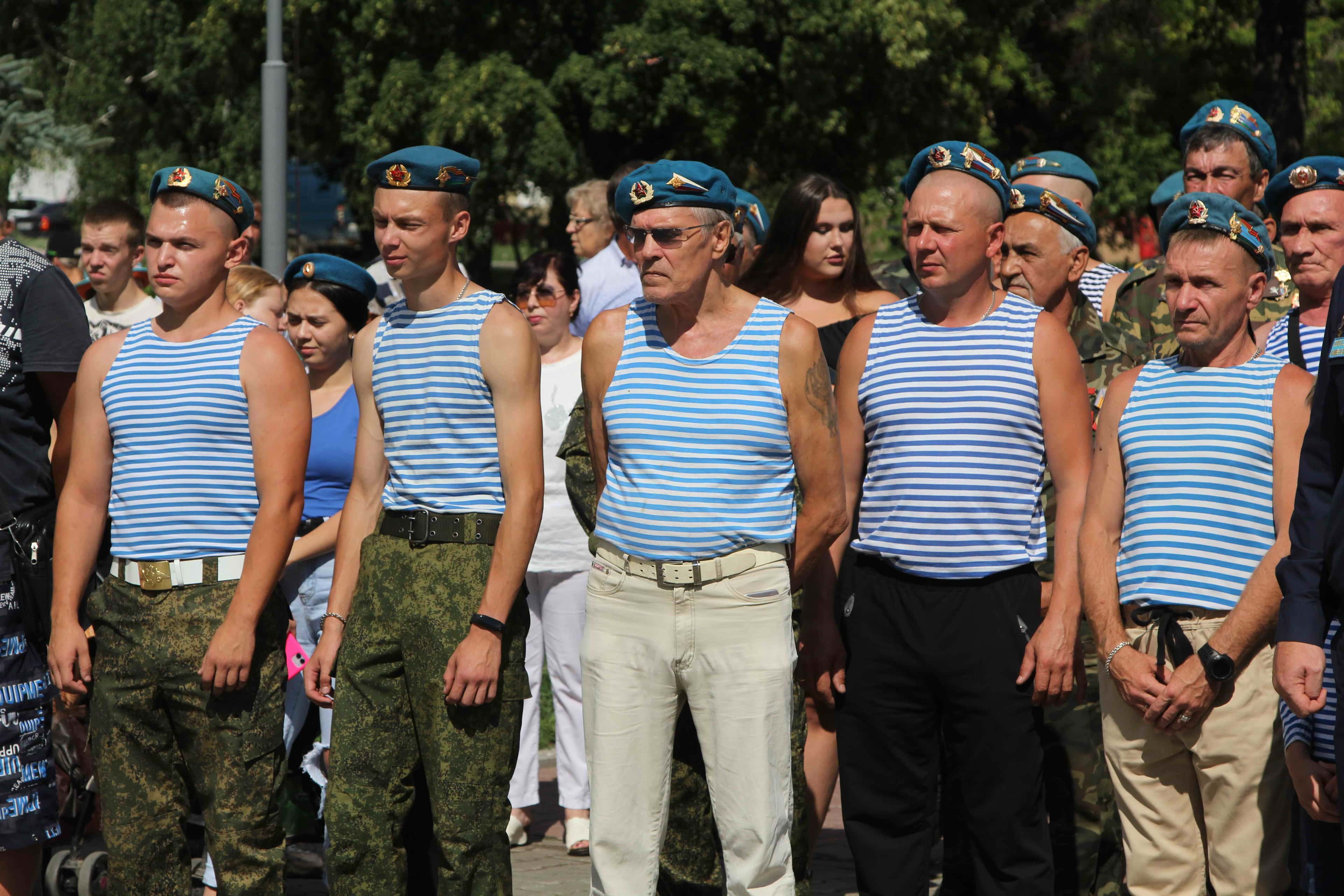В Каменске-Уральском на Аллее славы отметили День ВДВ 