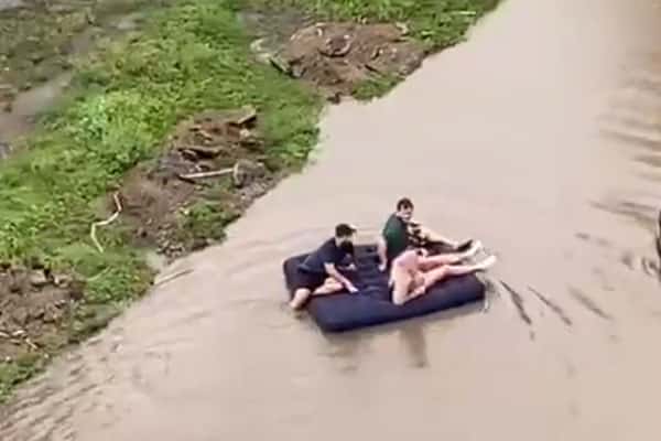 Каменцы устроили заплыв в луже на надувном матрасе и лодке