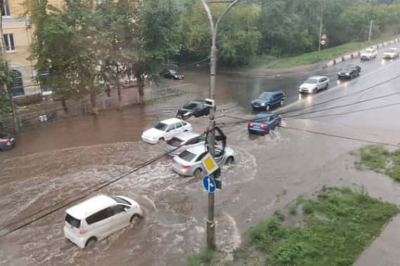 В Каменске-Уральском продолжают устранять последствия воскресного ливня 