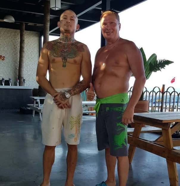 В Каменске-Уральском разразился скандал из-за фото педагога с рэпером-иноагентом 