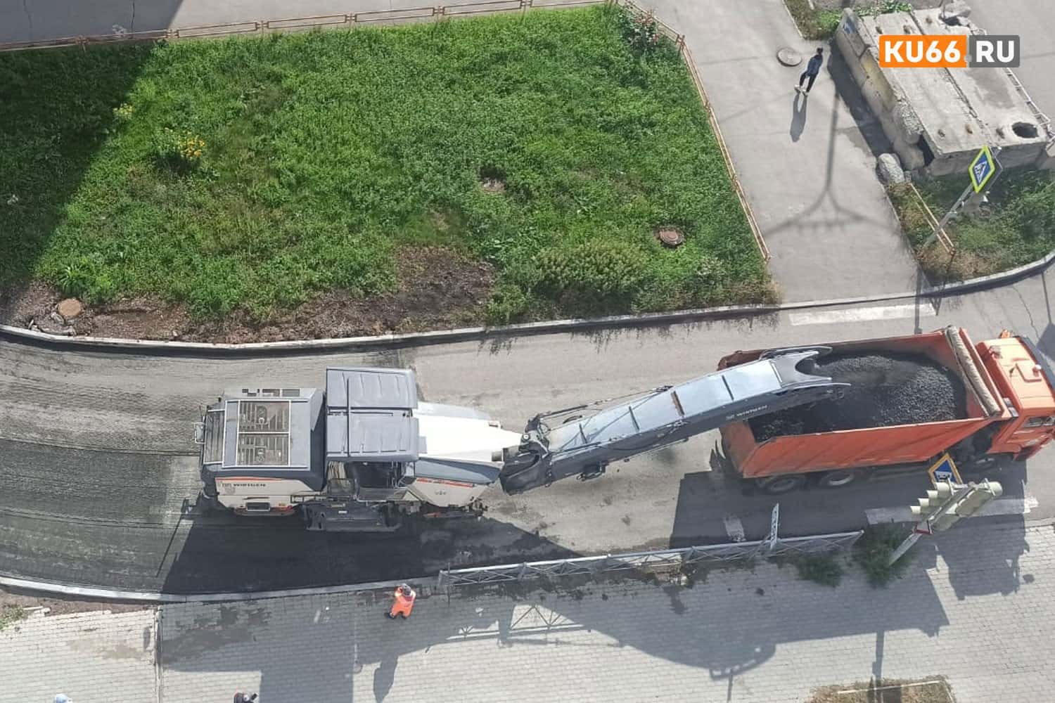 Жителей Каменска-Уральского удивили рабочие, снимающие свежий слой асфальта 