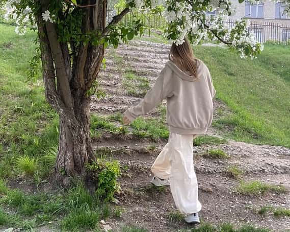 В Каменске-Уральском камеры зафиксировали погибшую 16-летнюю школьницу и странного велосипедиста, следовавшего за ней