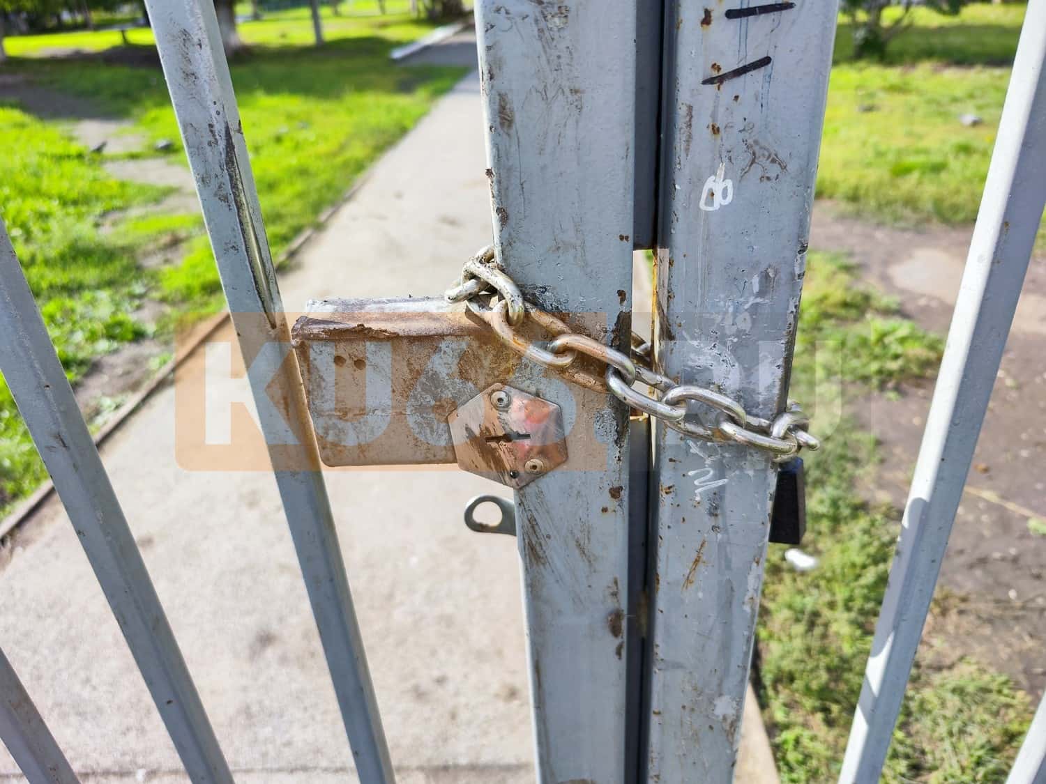 Где заниматься спортом? Школьные стадионы Каменска-Уральского закрыты для горожан 