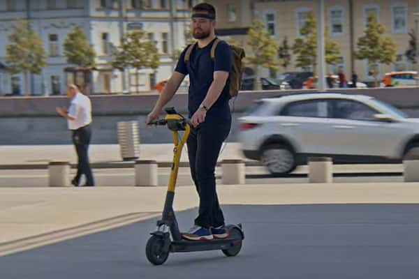 В России протестировали электоросамокат, управляемый силой мысли. Видео