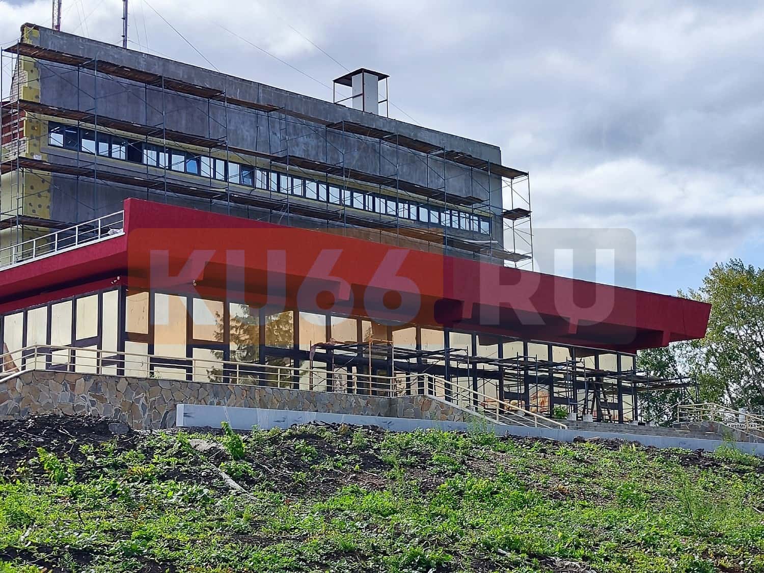 В Каменске-Уральском убрали вывеску с бывшего кинотеатра «Юбилейный» 