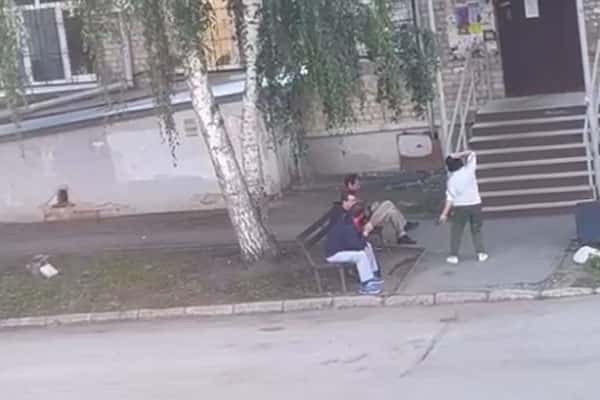 Жители Каменска-Уральского возмутились из-за танцев пьяной женщины, потерявшей сына