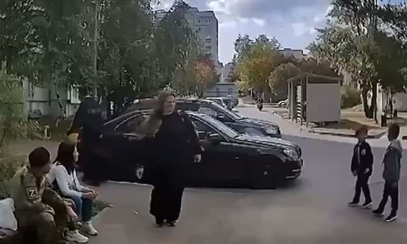 Мужчина взорвал гранату у подъезда жилого дома, где гуляли дети. Видео