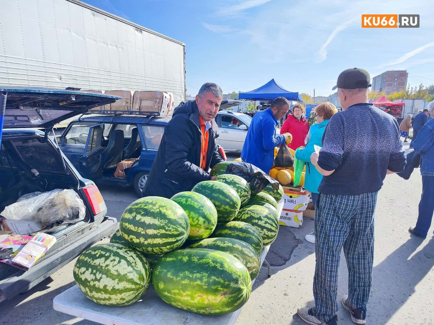 В Каменске-Уральском в микрорайоне Южный проходит ярмарка. Фото, видео