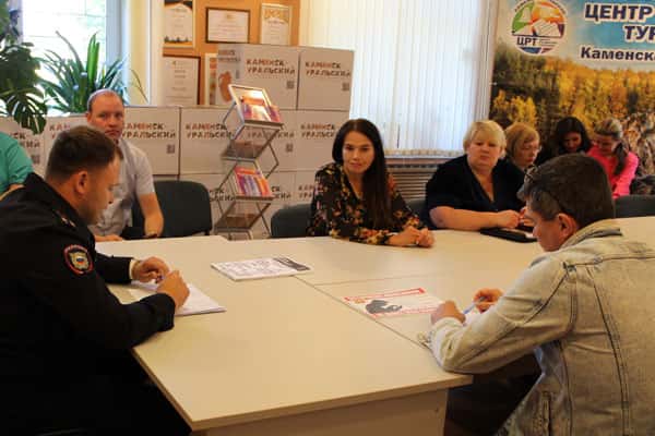 Полицейские в Каменске-Уральском не прекращают информировать население о распространенных видах мошенничества