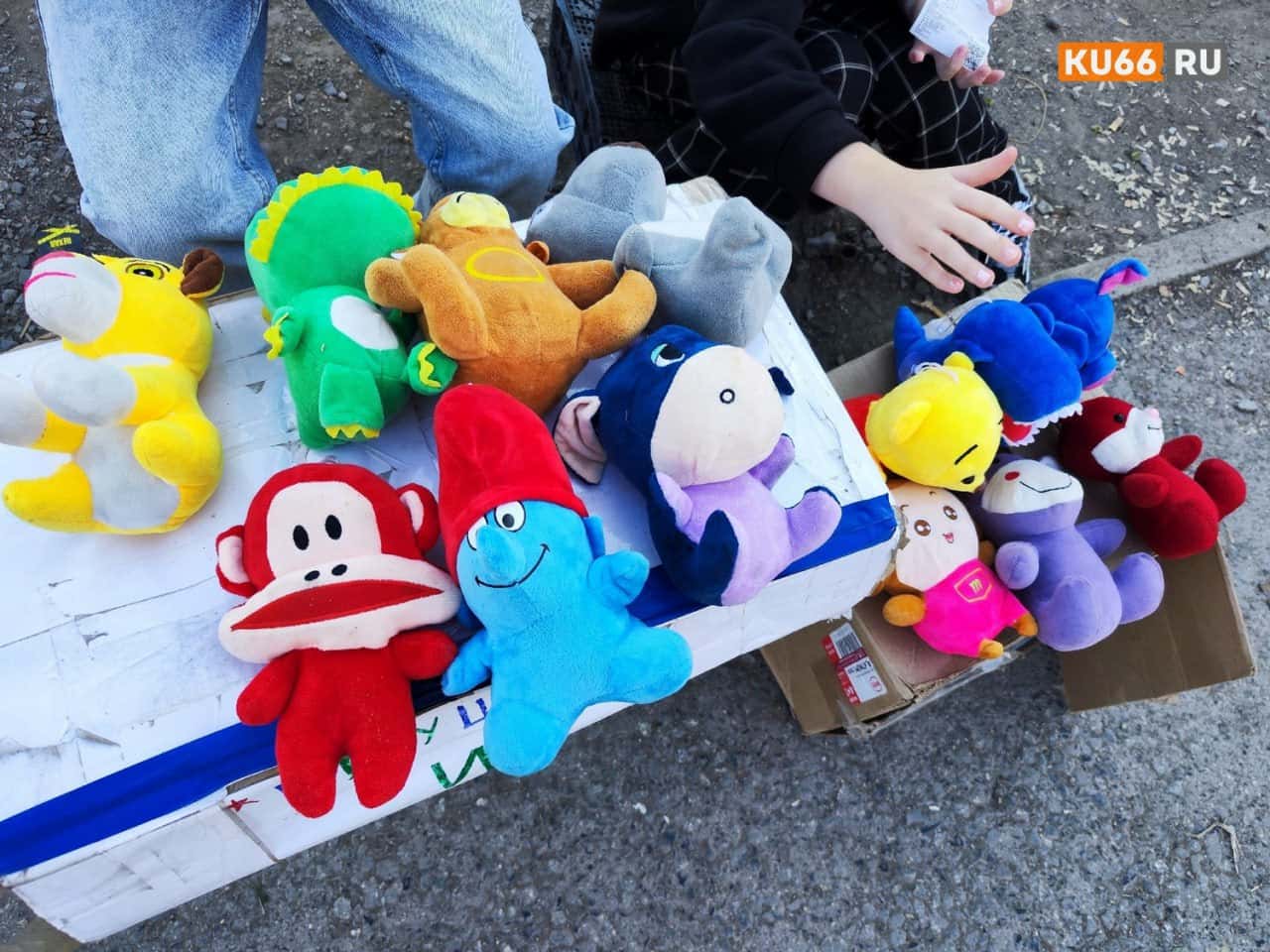 В Каменске-Уральском дети продают игрушки